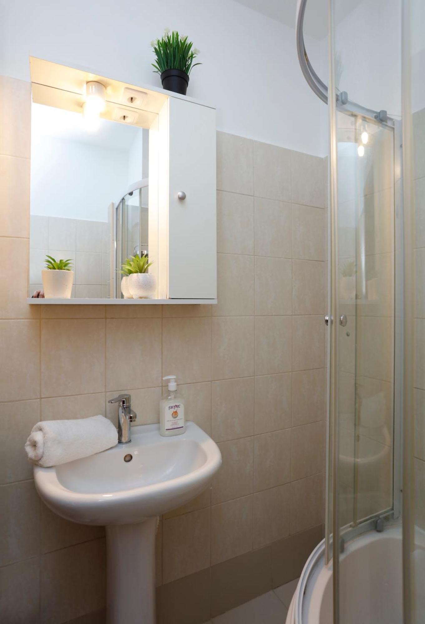 Enchanting Retreat - Historic Old Town - Pet-Friendly Haven - Steps From Unirii Бухарест Экстерьер фото